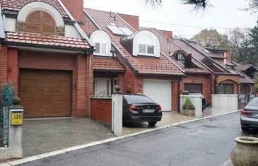 TUGA ISPRED KUĆE MARINKA ROKVIĆA: Brojni prijatelji i kolege ispred porodične kuće