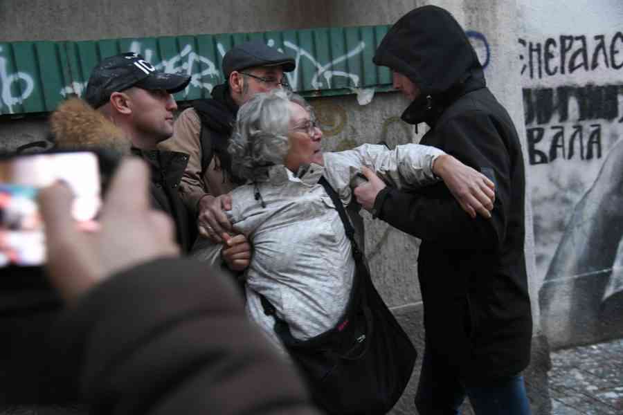 JEZIVE SCENE U SRCU BEOGRADA: Policija brutalno nasrnula na aktivistkinju zbog gađanja murala Ratka Mladića jajima, novinarka “Danasa” vidno potresena ispričala detalje