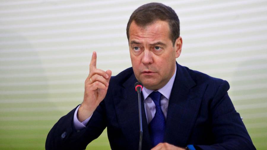 MEDVEDEV SE OBRUŠIO NA POLJSKU: “To je zajednica političkih imbecila!”