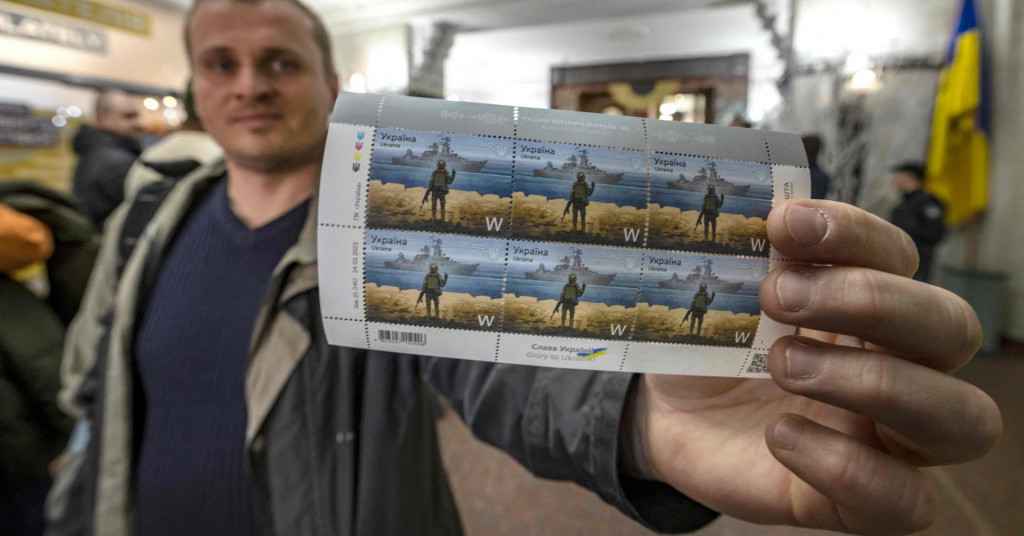 Ukrajinci razgrabili poštansku marku na kojoj njihov vojnik pokazuje srednji prst ‘Moskvi‘
