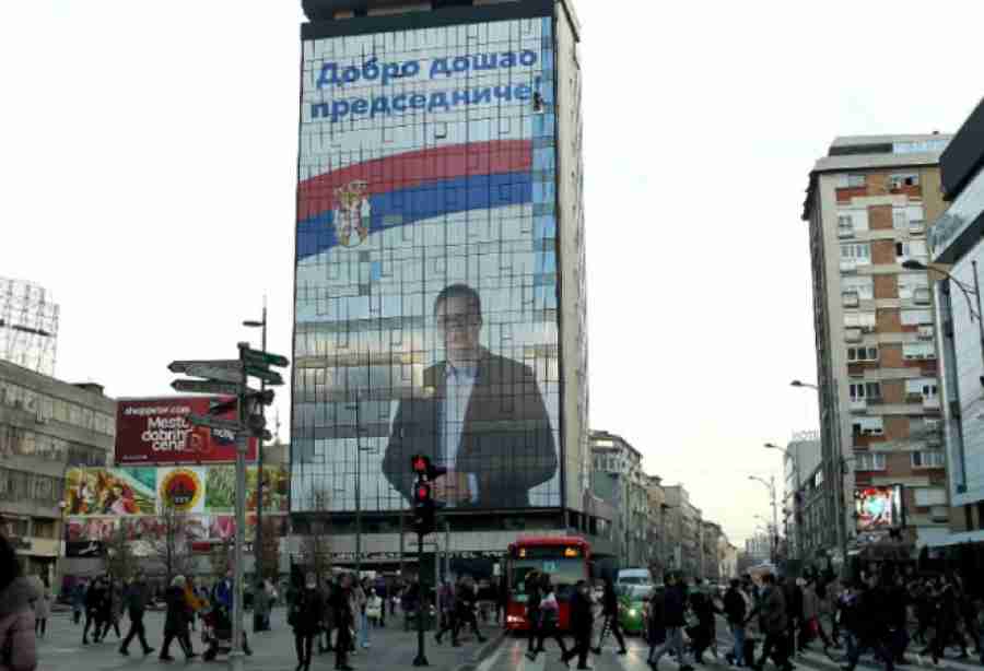 LUDNICA U SRBIJI, STIŽU NEVJEROVATNE PRIČE S BIRALIŠTA. GRAĐANI JAVLJAJU: “Kombi Srpske napredne stranke dijeli…