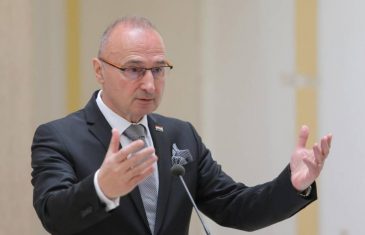 TOTALNA OFANZIVA NA ZORANA MILANOVIĆA: Danas se oglasio i ministar Gordan Grlić Radman – “M smo zatočenici njegove…”