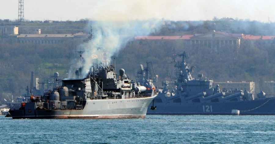 “STRAŠAN UDARAC MOSKVI”: Rusi ostali bez glavnog ratnog broda u Crnom moru, pogođen je projektilima tipa…