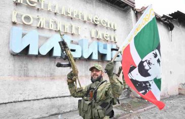 Krvava bitka u Mariupolju. Pogledajte kako Kadirovci slave u željezari Iljič, Rusi tvrde: ‘Ulazimo i u Azovstal!‘