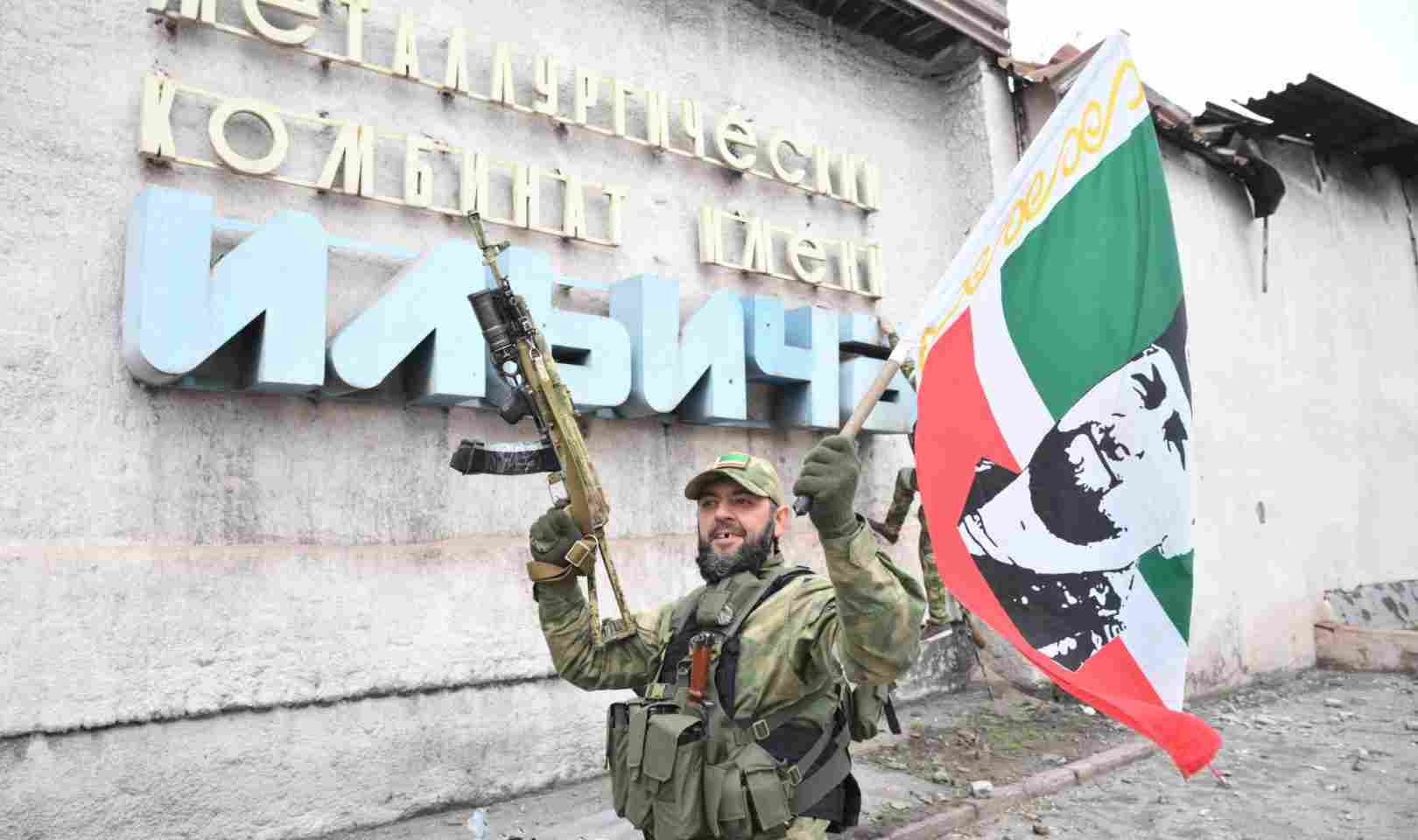 Krvava bitka u Mariupolju. Pogledajte kako Kadirovci slave u željezari Iljič, Rusi tvrde: ‘Ulazimo i u Azovstal!‘