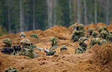 Istočno krilo NATO-a: Sporazum s Rusijom iz ‘97. više ne važi, šaljite nam vojnike!; Macron: Polako, treba graditi mir