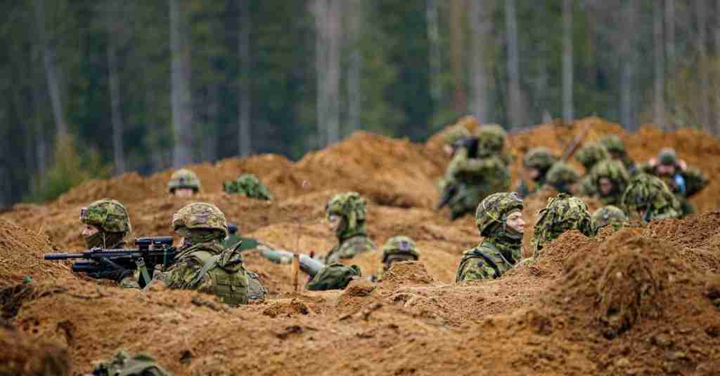 Istočno krilo NATO-a: Sporazum s Rusijom iz ‘97. više ne važi, šaljite nam vojnike!; Macron: Polako, treba graditi mir
