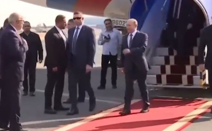 Šta se dešava sa Putinom? Šepao na crvenom tepihu, mlitava ruka mu visila niz tijelo…
