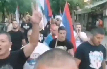 „KUKAJU BULE, OJ, LELE, EVO GA VULE…“: Skandal u Crnoj Gori, muškarci sa zastavama Srbije marširali kroz Nikšić, pogledajte kako su se proveli…