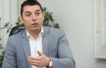 OGLASIO SE DODIKOV BOŠNJAK DENIS ŠULIĆ: “U vrijeme kada je Šarović donosio odluke u Srpskoj nije bilo penzija, A PLATE SU KASNILE”