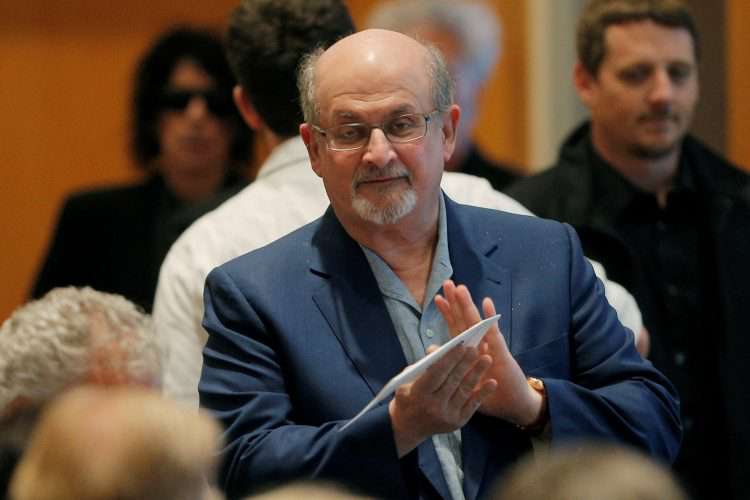 Književnik Salman Rushdie, kojem islamisti prijete od 80-ih, izboden je u New Yorku: ‘Bio je u lokvi krvi, ima više rana‘