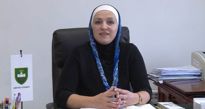 Amra Babić: Zašto ja, kao Bošnjakinja, muslimanka i ‘prva načelnica sa hidžabom u Europi’ podržavam Denisa Bećirovića