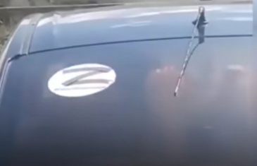 “VI STE FAŠISTI”: Ruski turista u Kazahstanu napadnut zbog naljepnice “Z” na autu, objavljen i snimak