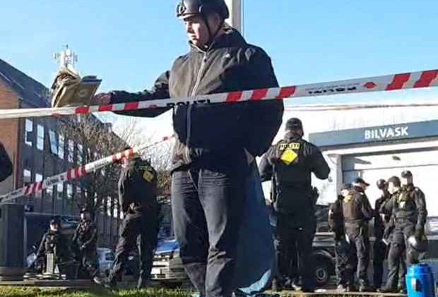 Rasmus Paludan pod zaštitom policije spalio Kur'an ispred džamije. Sramotni čin izveo nakon džume