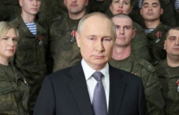 Ko je misteriozna plavuša koja se pojavljuje uz Putina: Korisnici društvenih mreža imaju razne teorije
