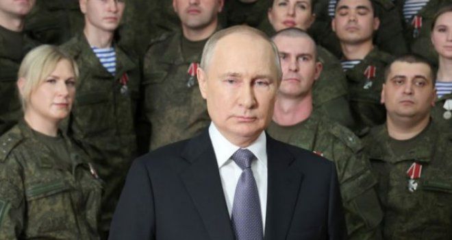 Ko je misteriozna plavuša koja se pojavljuje uz Putina: Korisnici društvenih mreža imaju razne teorije