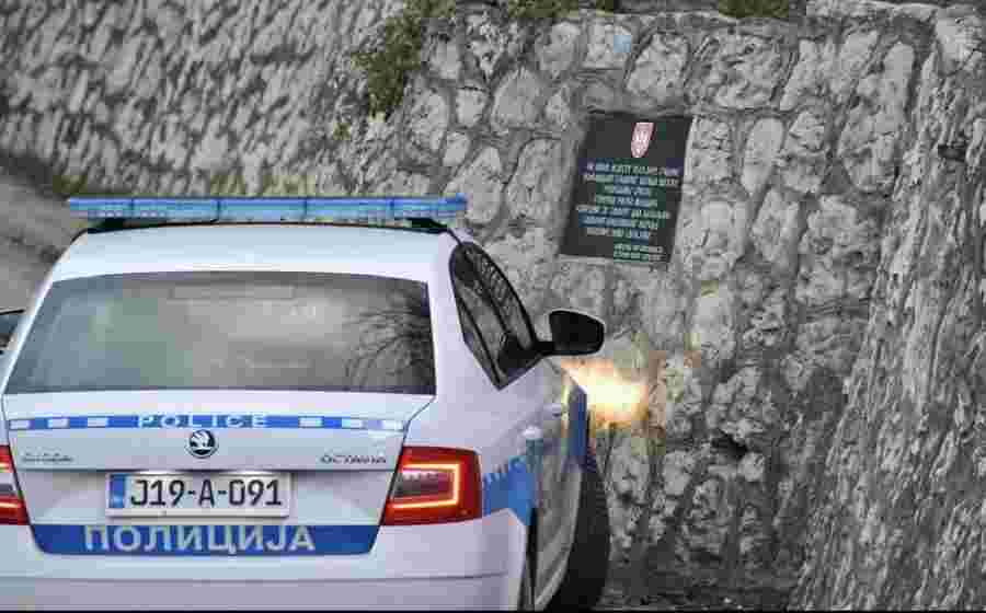 Ekspresno zamijenjena razbijena ploča zločincu Mladiću na Vracama, čuva je policija RS-a
