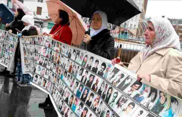 “AKO JE SCHMIDT JOŠ UVIJEK OVDJE, NEKA NEŠTO PODUZME”: Majke Srebrenice sa prvih ovogodišnjih mirnih protesta u Tuzli pozvale OHR da zaustavi negiranje genocida i vrijeđanje žrtava