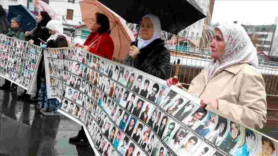 “AKO JE SCHMIDT JOŠ UVIJEK OVDJE, NEKA NEŠTO PODUZME”: Majke Srebrenice sa prvih ovogodišnjih mirnih protesta u Tuzli pozvale OHR da zaustavi negiranje genocida i vrijeđanje žrtava