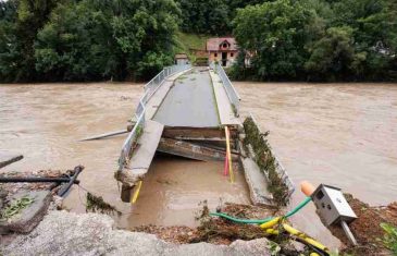 APOKALIPTIČNI PRIZORI IZ SLOVENIJE: Povijesna katastrofa, troje mrtvih, porušeni mostovi, uništene ceste, na snazi je vanredno stanje…