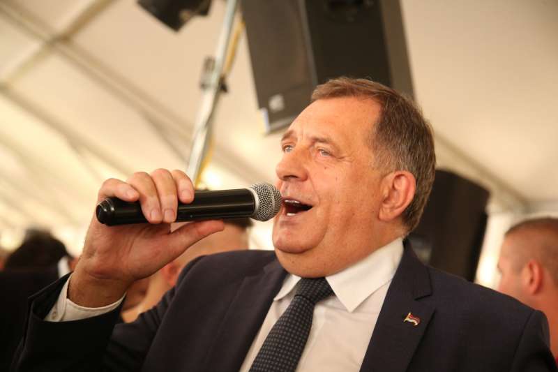 DODIK ZAPJEVAO U SREMSKOJ MITROVICI, PA ISPALIO: “Živio Aleksandar, meni radite šta hoćete!”