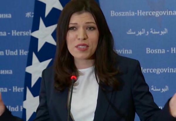 SANJA VULIĆ OD NOVINARA KRIJE GDJE JE STEKLA DIPLOMU: “Kažem da neću da pričam. Marko, reaguj, čovjek me uznemirava!”