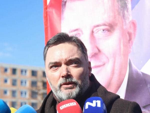 KOŠARAC KAO DA MU JE VUČIĆ ŠEF: “Dalje ruke od Srbije i RS i nacionalnog interesa sa obje strane Drine!”