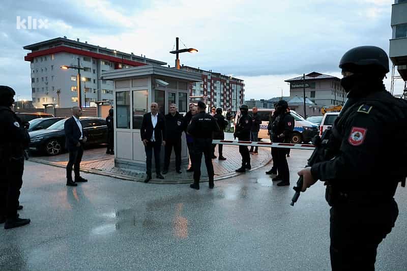 Koja obilježja su nosili policajci koji su “branili” Dodika od hapšenja?