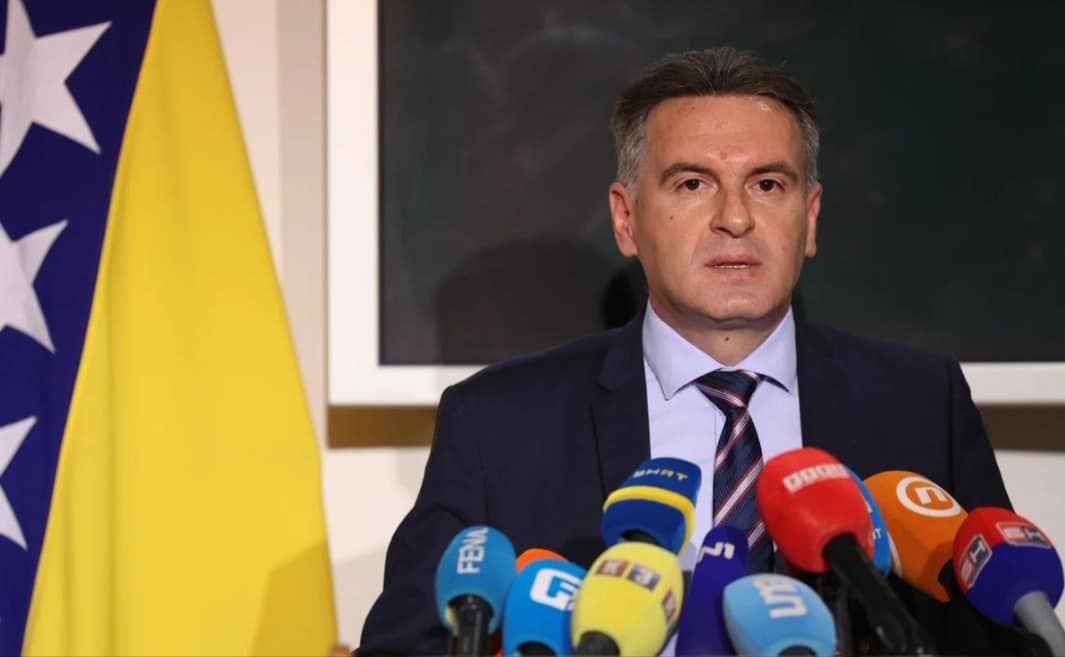 Velika je sumnja da Ćulum i dalje ima pristup tajnim podacima, a pitanje je da li ih odaje Dodiku