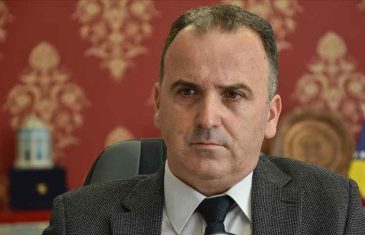 DŽENAN ĐONLAGIĆ I NENAD VUKOVIĆ OTVORENO: “Špirić se svezao armaturom za fotelju, sjednice se ne zakazuju zbog straha od smjena!”