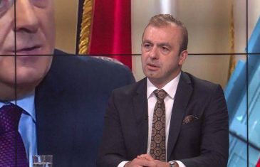 PROFESOR SEAD TURČALO: “Dodikove metode su lukavije od Karadžićevih ili Martićevih. On zasad ne ispaljuje metke…”