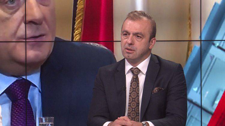 PROFESOR SEAD TURČALO: “Dodikove metode su lukavije od Karadžićevih ili Martićevih. On zasad ne ispaljuje metke…”