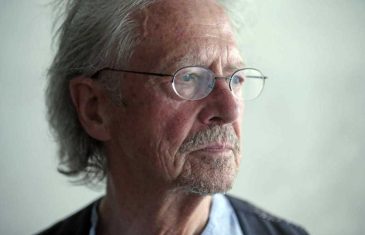 NJEMAČKI MEDIJI KRITIKUJU KOLEGE IZ AUSTRIJE: Dali ste Handkeu pozornicu da ponovo negira i umanji genocid u Srebrenici!