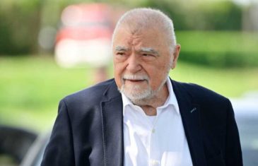 IZA NJEGA JE TEŽAK PERIOD: Stjepan Mesić u rijetkom izlasku jedva se kreće bez pomoći