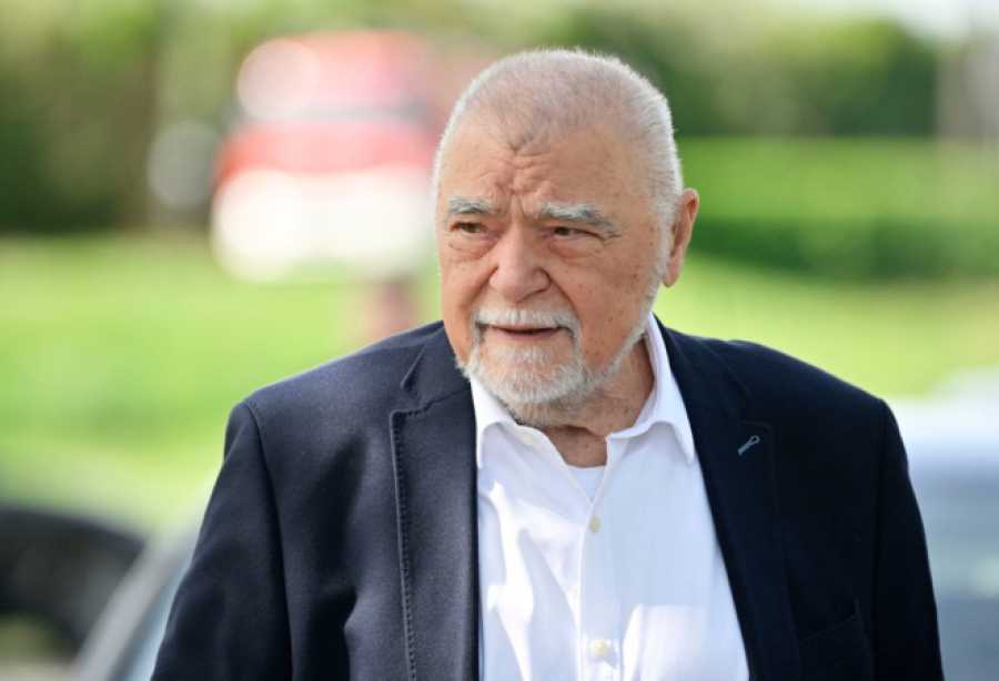 IZA NJEGA JE TEŽAK PERIOD: Stjepan Mesić u rijetkom izlasku jedva se kreće bez pomoći