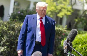 TRUMPA PITALI KO BI TREBAO BITI NOVI PAPA: Odgovorom je šokirao novinare