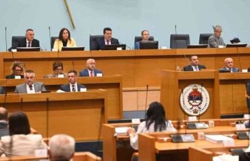 BOSNA CIJELA IZ DVA DIJELA: Referendumom do otcjepljenja