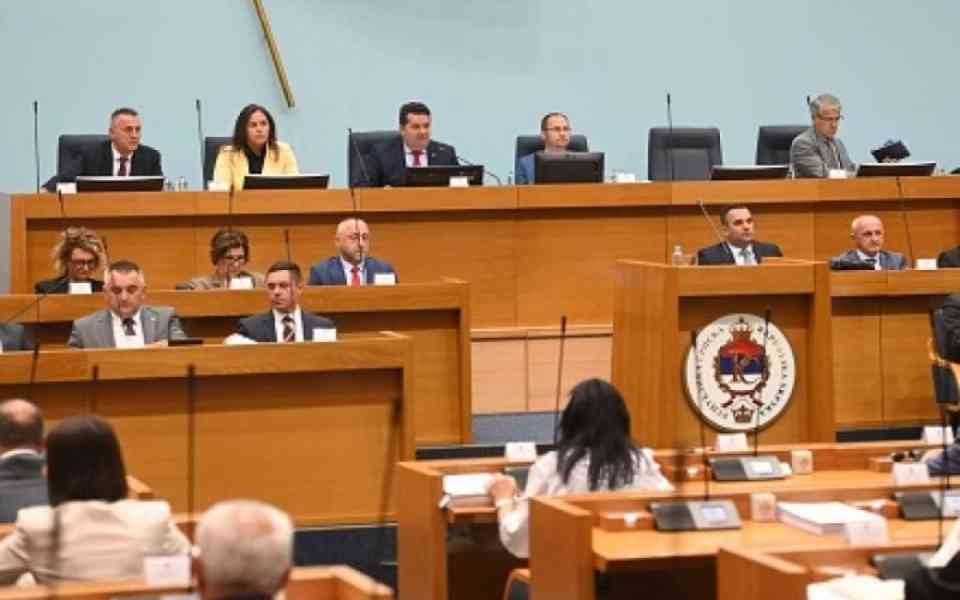 BOSNA CIJELA IZ DVA DIJELA: Referendumom do otcjepljenja