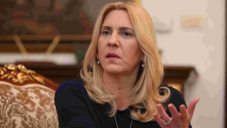 „ODVRATNO, KAKO VAS NIJE SRAMOTA…“: Ovo je fotografija kojom je Željka Cvijanović izazvala bijes u Srbiji…