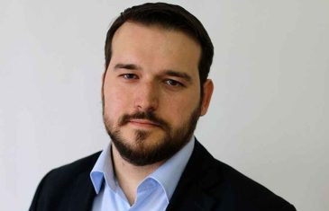 ADMIR ČAVALIĆ U NEVJERICI NAKON NASLOVA U SARAJEVSKOM MEDIJU: “Ali mi opet po ruskom kalendaru…”
