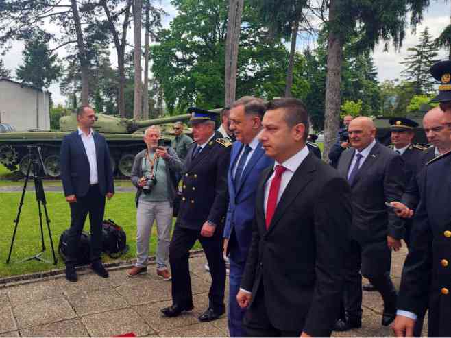 Dodik i Stevandić došli u kasarnu Kozara, ušetali bez ikakvih problema