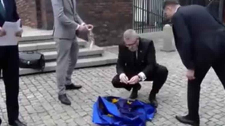 PROCURILA SNIMKA NEVIĐENOG SKANDALA: Europarlamentarac skinuo zastavu i polio je benzinom, nakon što je saznao…