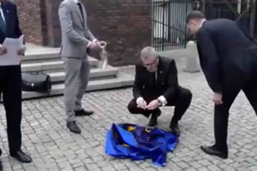 PROCURILA SNIMKA NEVIĐENOG SKANDALA: Europarlamentarac skinuo zastavu i polio je benzinom, nakon što je saznao…