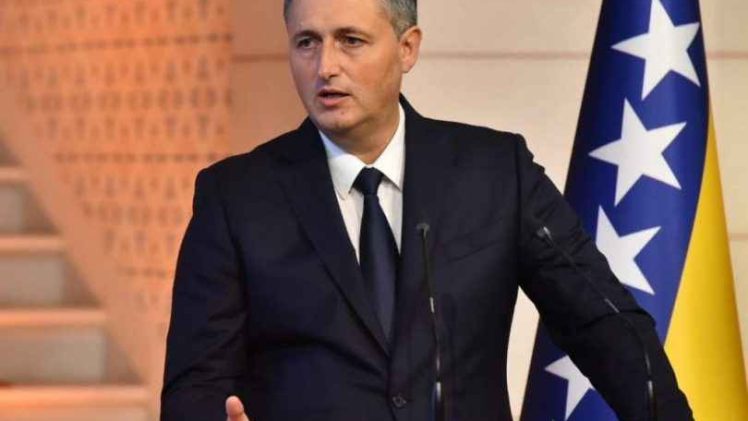 Denis Bećirović, 32 godine političke ublehe i samopromocije: Halal i ogromne budžetske plaća, samo nas “ne brani” više