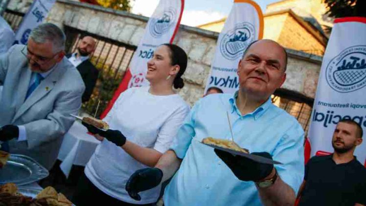 RADIKALI IZ NAŠEG SOKAKA: Sarajeva koje “poštuje različitosti” ima sve manje; za to su najveći krivci potkapacitirani političari “zaštitnici Bošnjaka”