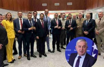 BORENOVIĆ ZA “SB” O PREVRTLJIVOJ POLITICI SNSD-a: “Kao djeca na ekskurziji, puni sreće i radosti dodirivali su američku zastavu”