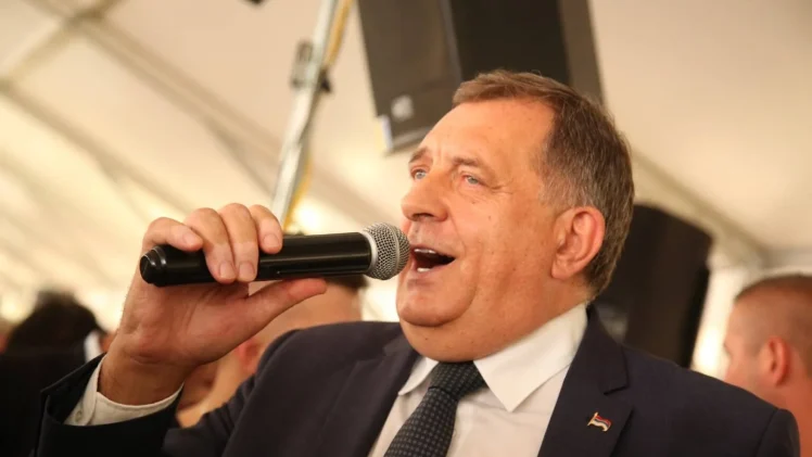 NAKON NAGODBE SA TUŽILAŠTVOM: Dodik zapjevao, svi se okupili u njegovom domu