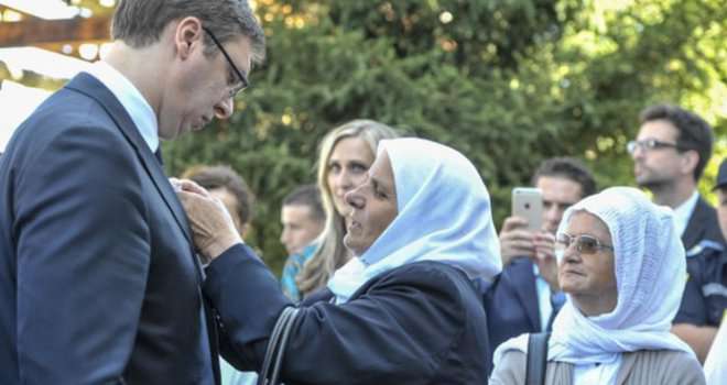 Srebrenica i Aleksandar Vučić od ‘pokajanja’ do odobravanja: Tog 11. jula 2015. jedna ga je majka čak i zagrlila…