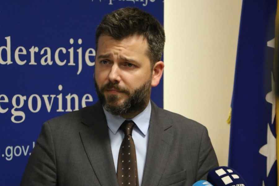 ZUHRIĆ ODGOVORIO KONAKOVIĆU: “Neće vas zvati samo izdajnicima, već KORUMPIRANIM, NESPOSOBNIM izdajnicima”