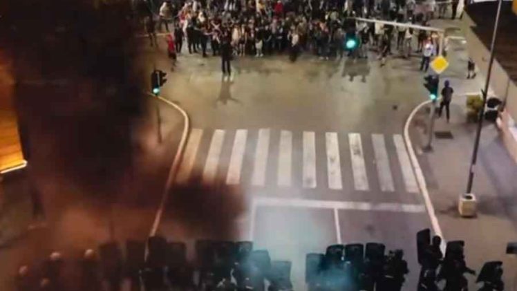 DRAMATIČNE SNIMKE S DRUGE STRANE DRINE: Kordon policije silovito krenuo u razbijanje demonstracija, pogledajte kako je sve završilo…